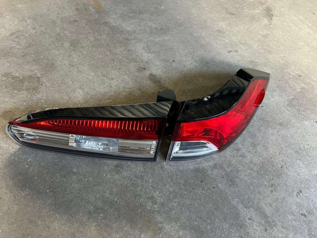 achterlicht corolla cross  led rechts  buiten binnen 2022+, Auto-onderdelen, Verlichting, Toyota, Info@toyota.com, Toyota, Gebruikt