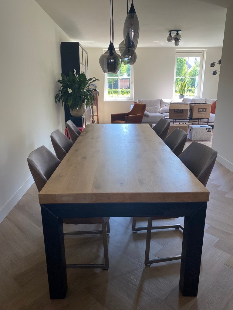 Massief eikenhouten eettafel met zwart metalen poten, Huis en Inrichting, Tafels | Eettafels, Ophalen, Gebruikt, 200 cm of meer