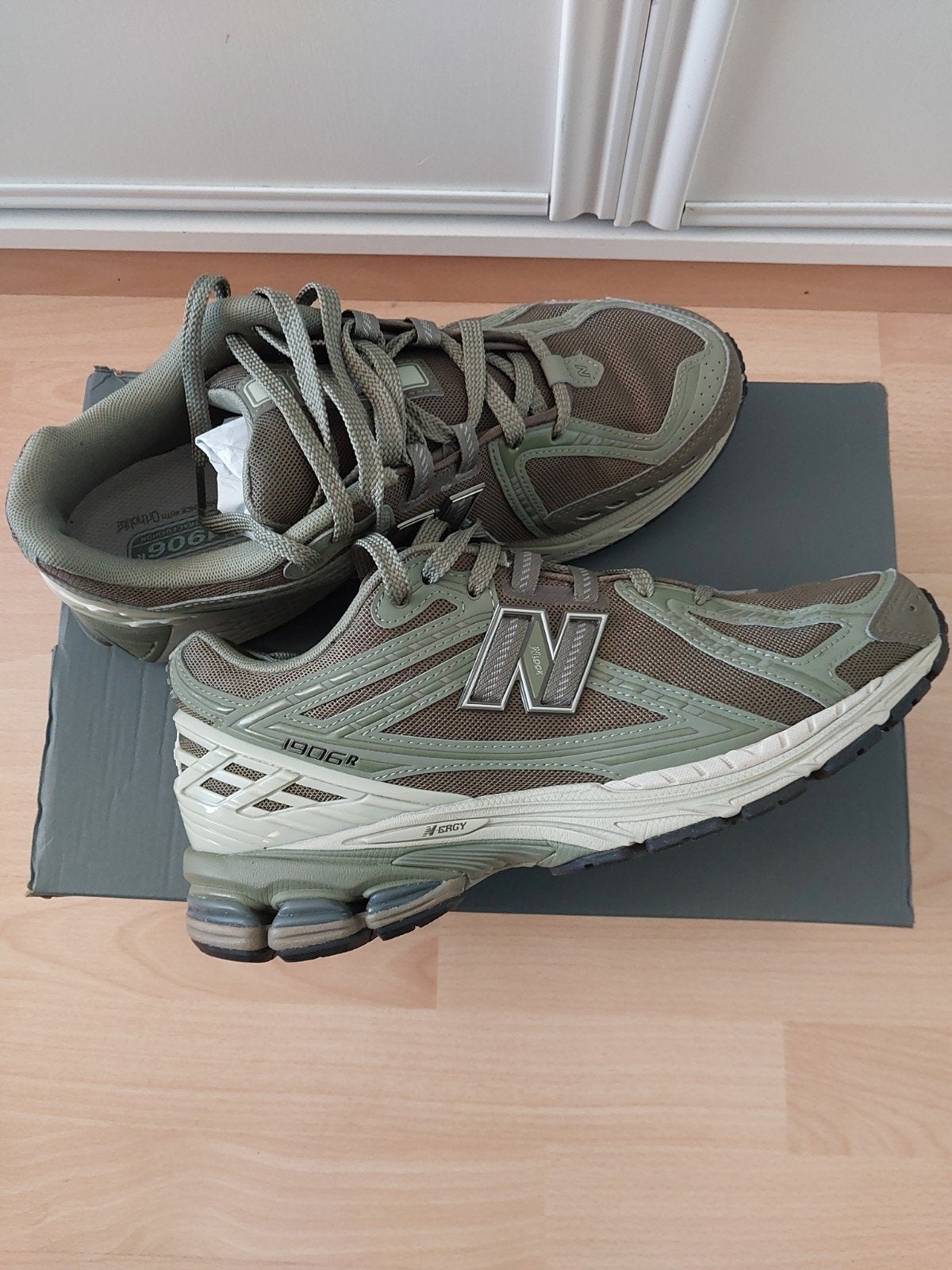new balance 1906r groen maat 44.5 zgan in doos, Kleding | Heren, Ophalen of Verzenden, Zo goed als nieuw, Overige kleuren