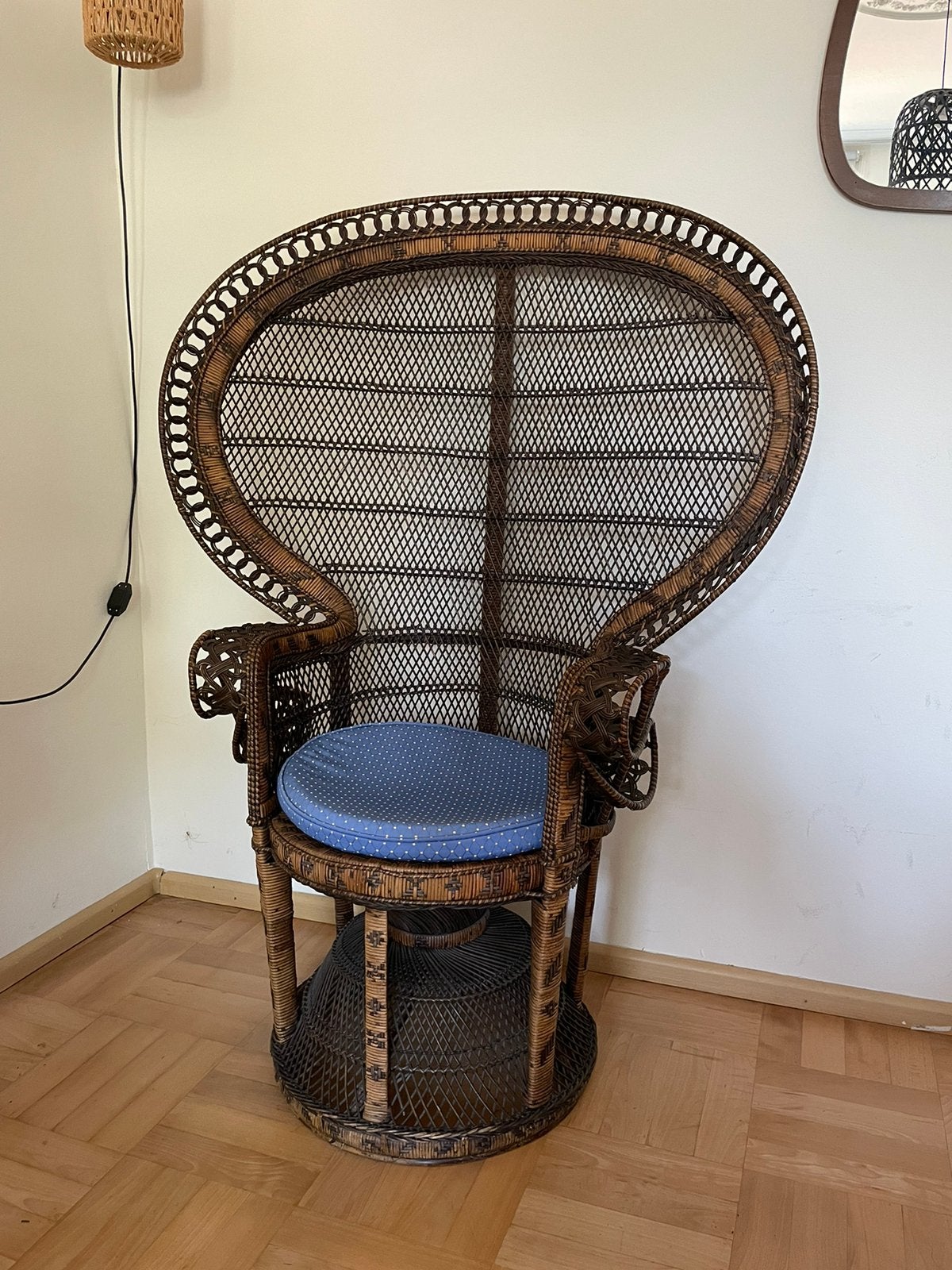 Vintage rotan pauw stoel met blauw kussen, Antiek en Kunst, Ophalen