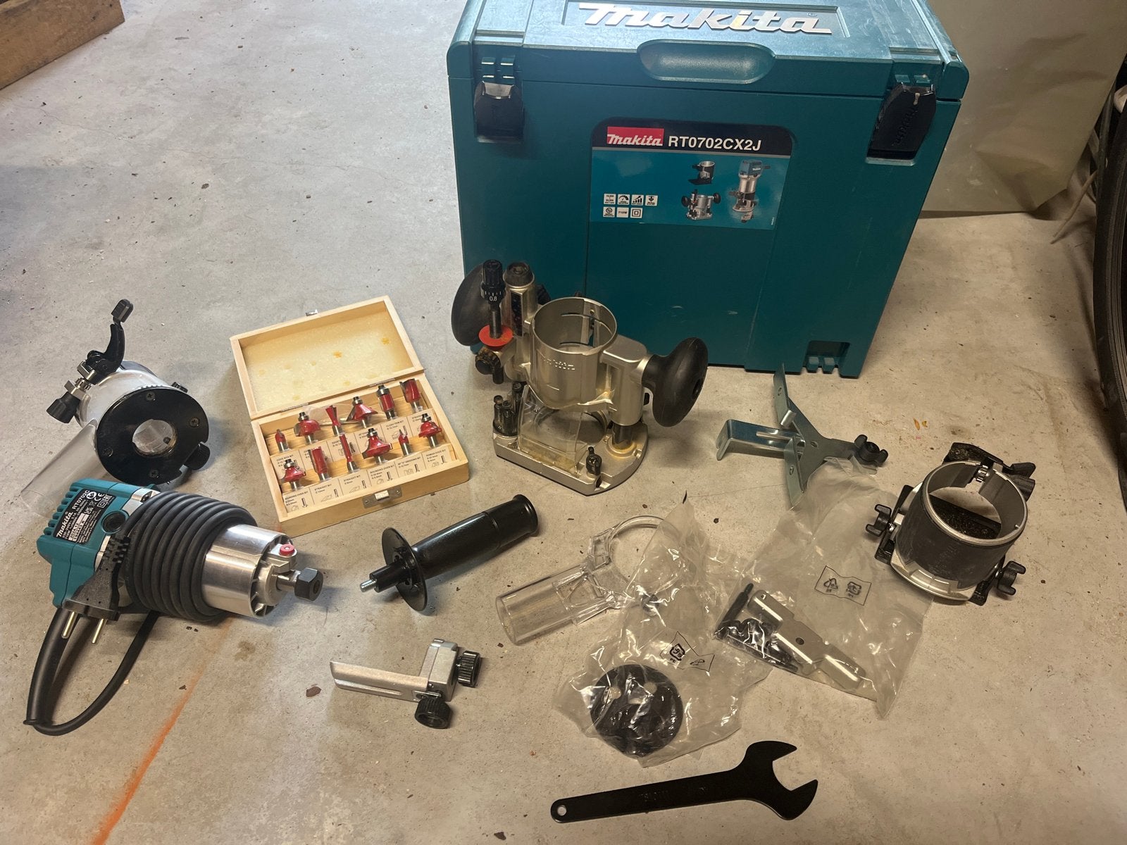 Makita RT0702CX2J Bovenfrees Set - Zo goed als nieuw, Ophalen of Verzenden, Zo goed als nieuw, Elektrisch, Bovenfrees