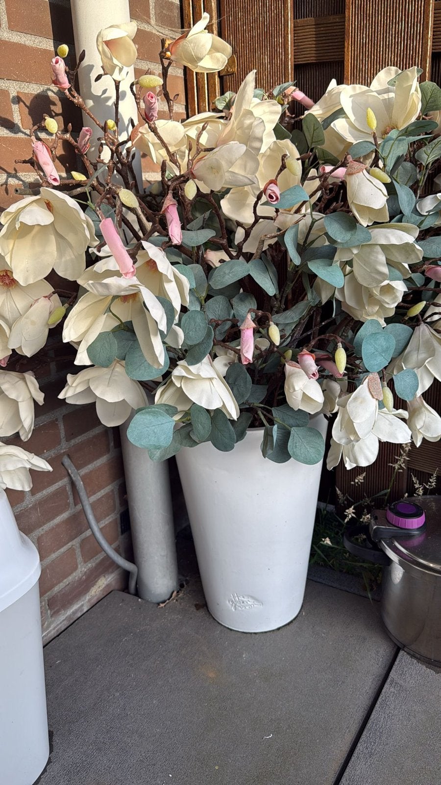 Grote kunstbloemen magnolia in witte vaas, Ophalen, Zo goed als nieuw, Wit, Overige materialen
