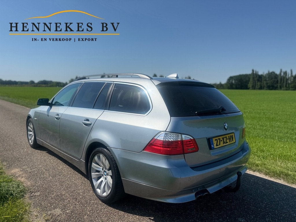 BMW 5-serie Touring 525i smg Xenon Navi, Auto's, BMW, Achterwielaandrijving, Zwart, Leder en Stof, 10 km/l