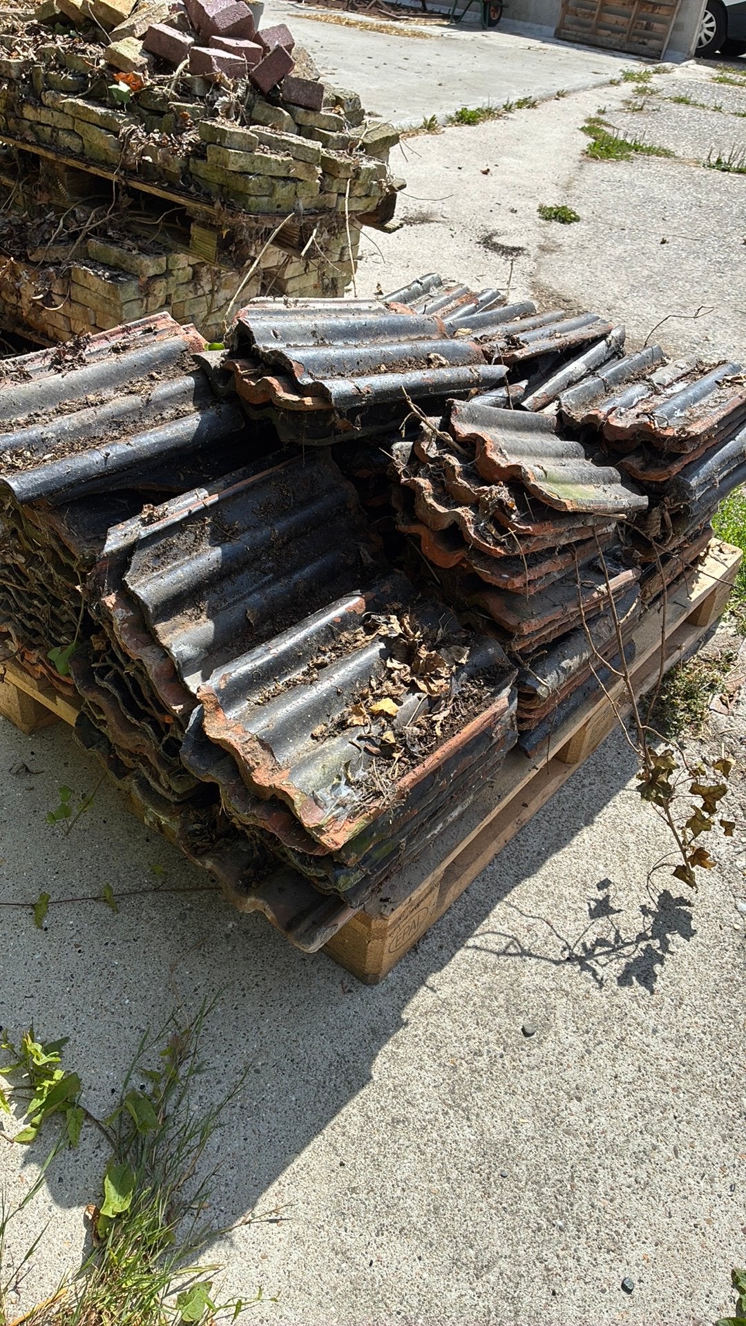Pallet met dakpannen   het is een oude soort, Ophalen, Steen of Klei, Zwart, Dakpannen