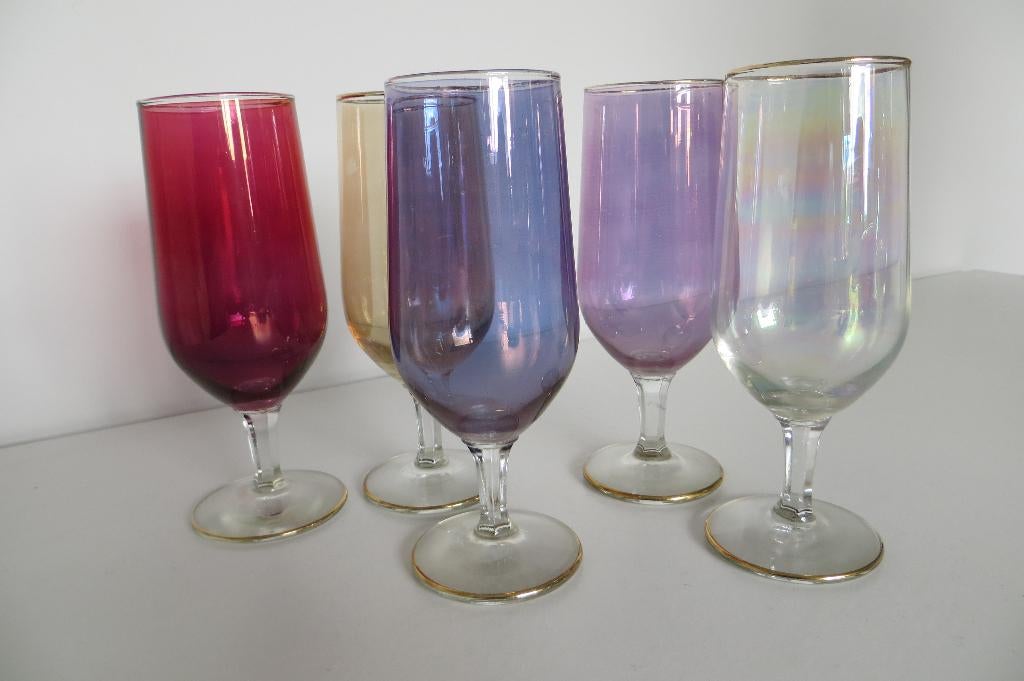 5 oude glazen in diverse parelmoer kleuren glas. Op voet, Ophalen of Verzenden