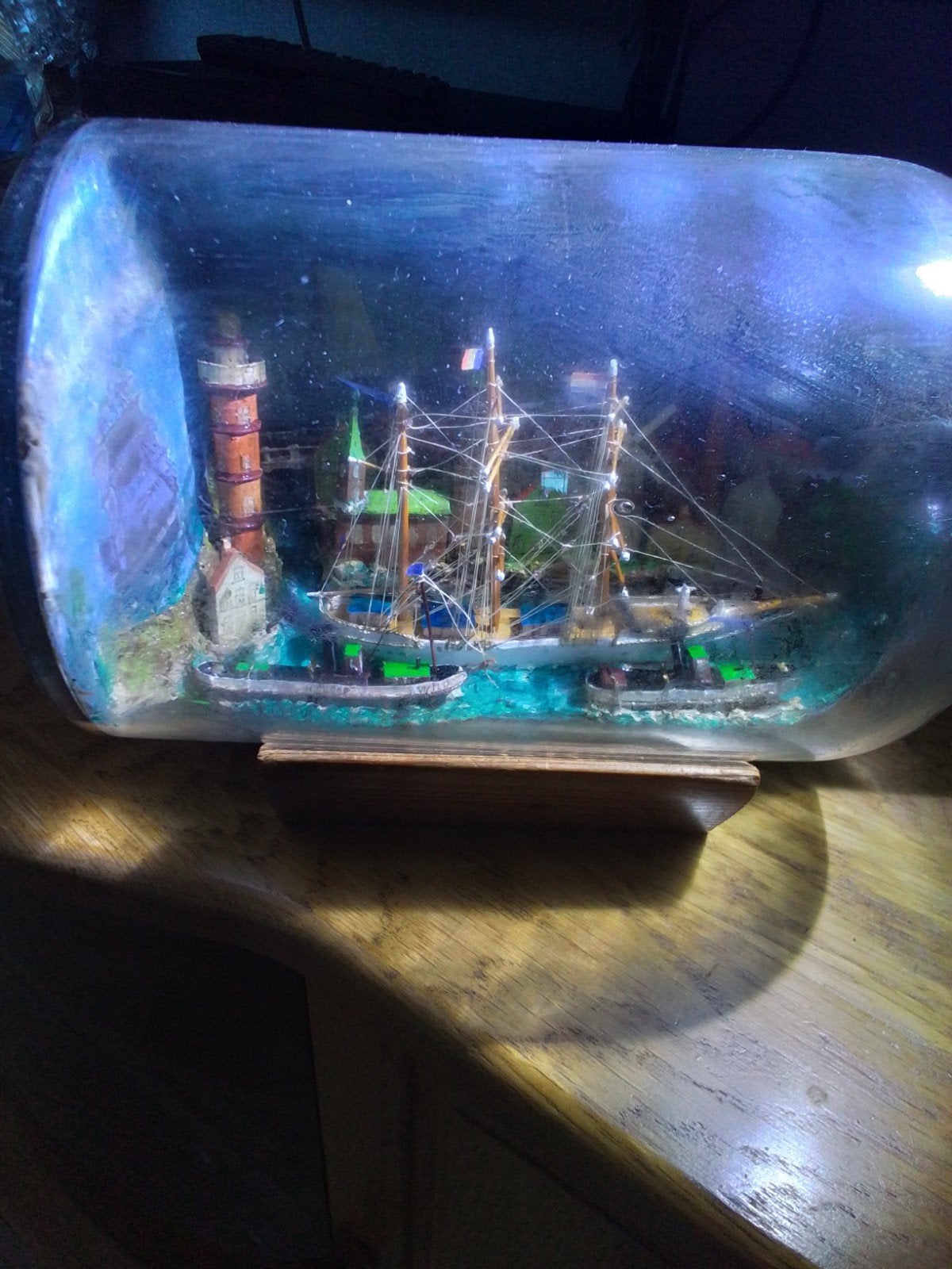 Scheepje in fles met molen, huisjes, brug en vuurtoren, Verzamelen, Ophalen of Verzenden