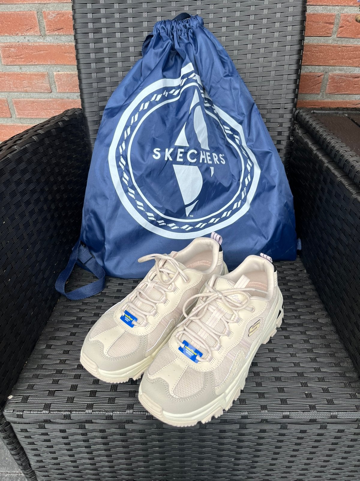 Skechers dames sneakers maat 39 als nieuw!!, Kleding | Dames, Schoenen, Ophalen of Verzenden, Zo goed als nieuw, Zwart, Sneakers of Gympen