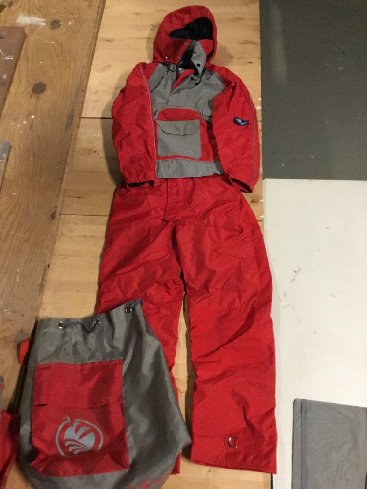 Rood/grijs zeilpak, maat XS, zo goed als nieuw, Ophalen, Zo goed als nieuw, Minder dan 15 m²
