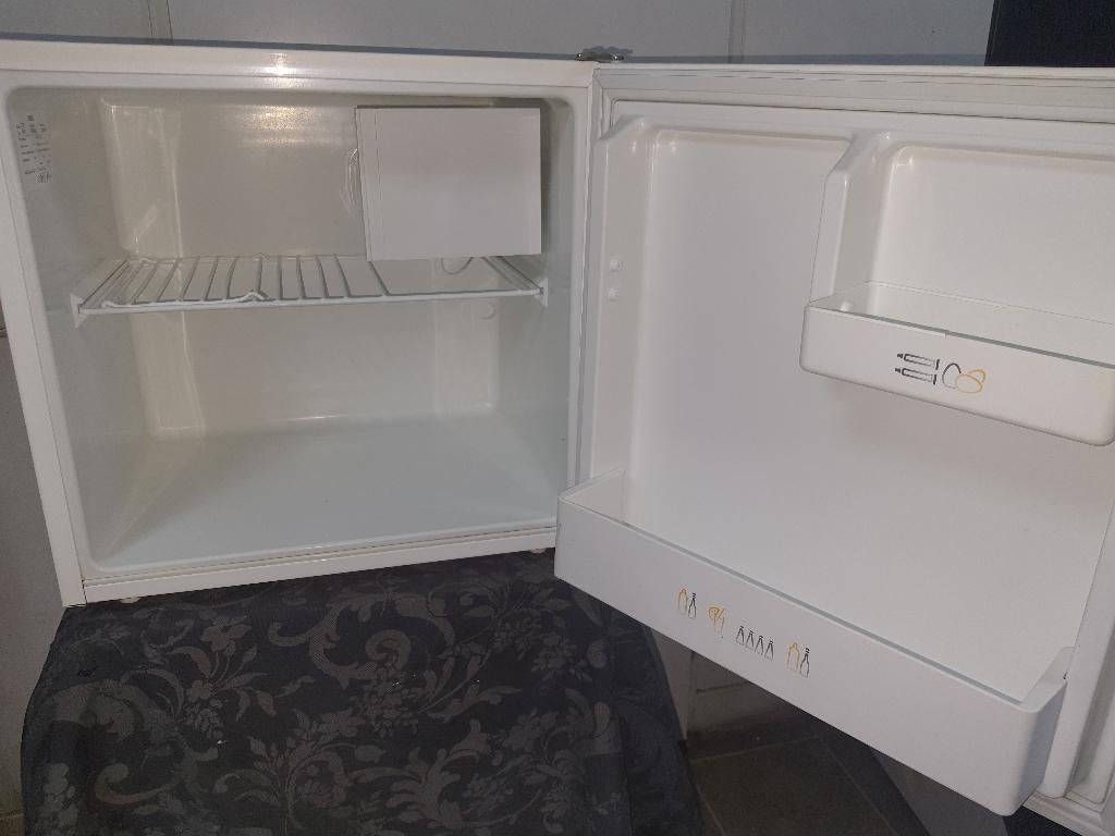 Zanussi Mini koelkast met Kleine vriesvak Werkt Uitstekend, Ophalen, Minder dan 85 cm, Met vriesvak, Minder dan 75 liter