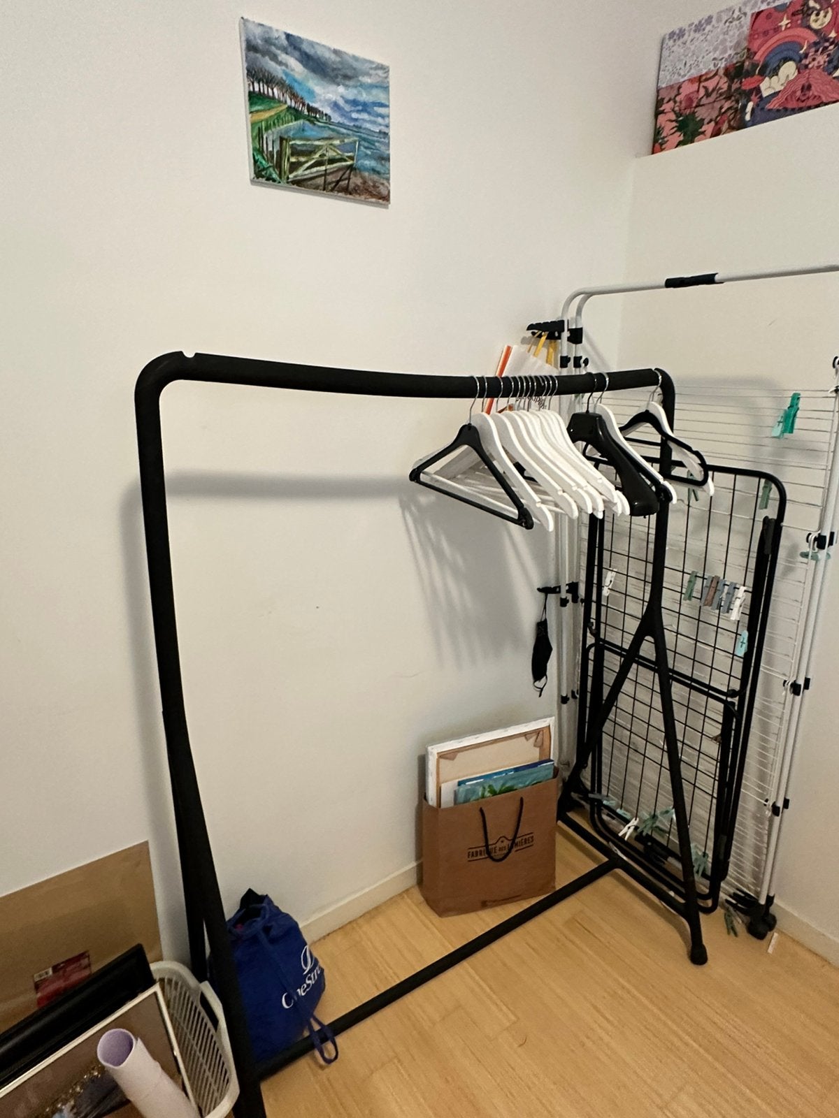 Zwart kledingrek met 14 kledinghangers, Kleding | Dames, Ophalen, Zo goed als nieuw