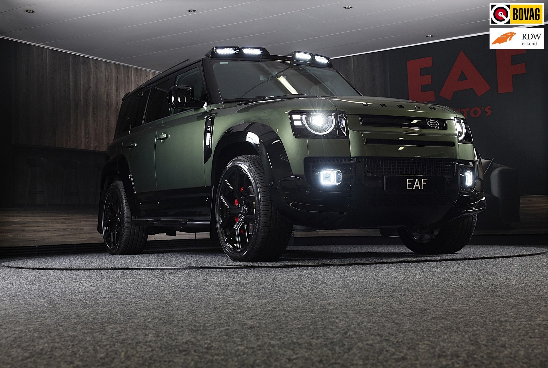 Land Rover Defender 110 2.0 P300e 110 X-Dynamic URBAN / FACE, Auto's, Automaat, Dealer onderhouden, Gebruikt, Zwart