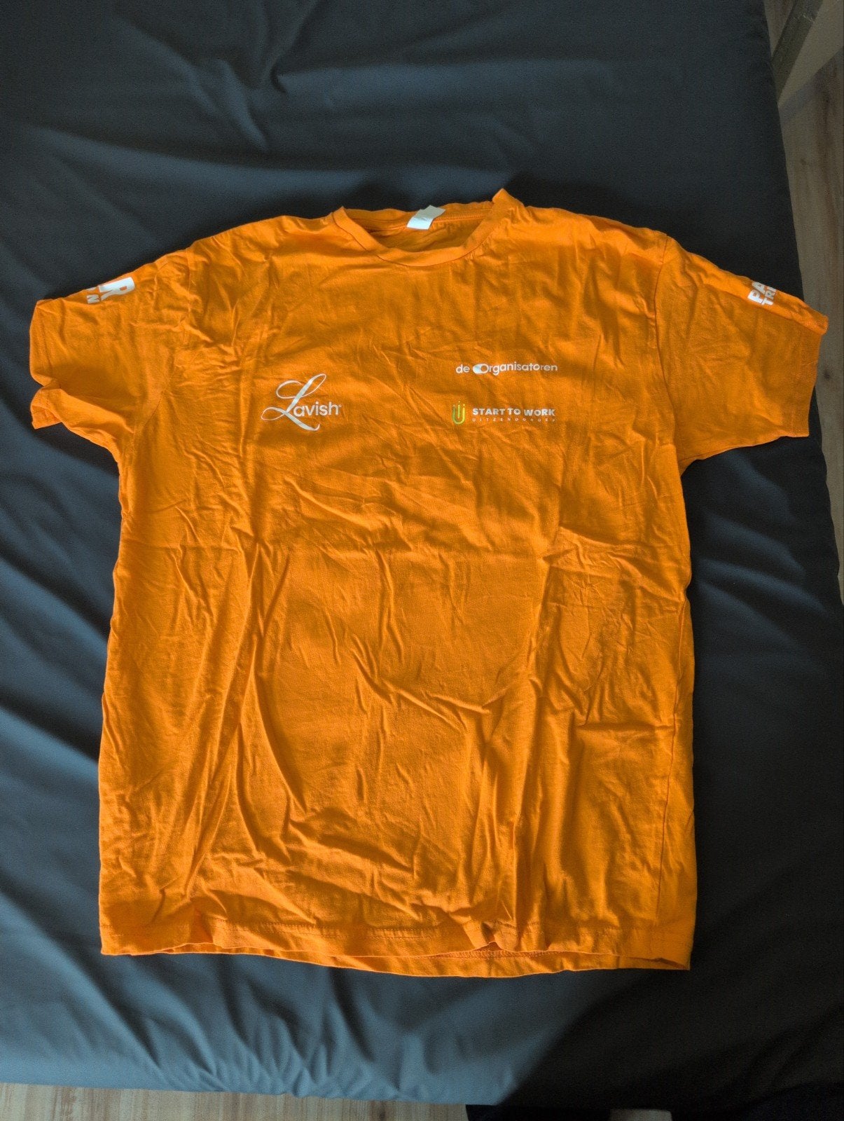 Oranje T-shirt met logo's - Maat L, Kleding | Heren, T-shirts, Gedragen, Maat 52/54 (L), Oranje, Ophalen of Verzenden
