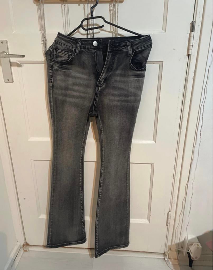 Flared jeans, Ophalen of Verzenden, Zo goed als nieuw, Grijs, W28 - W29 (confectie 36)