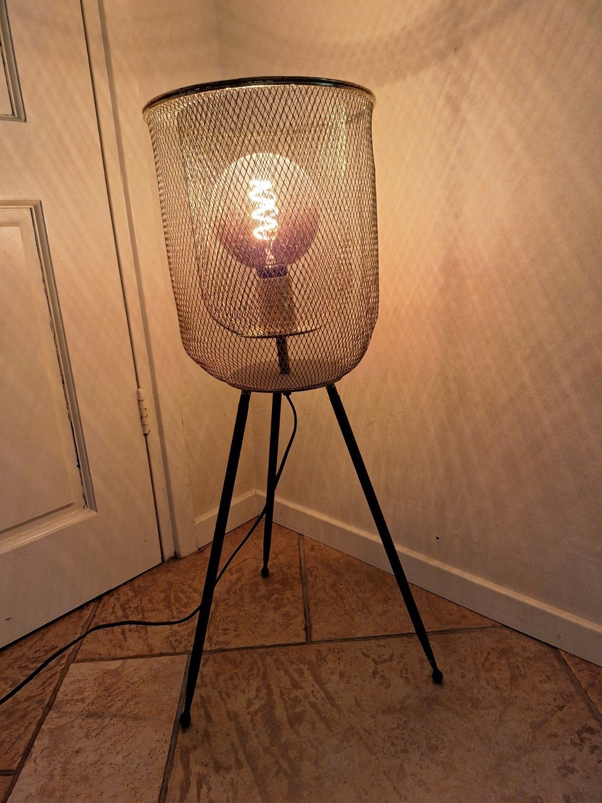 Gouden draadmand lamp op statief, 73 cm hoog, Ophalen, Gebruikt, Industrieel, Modern, Minder dan 100 cm
