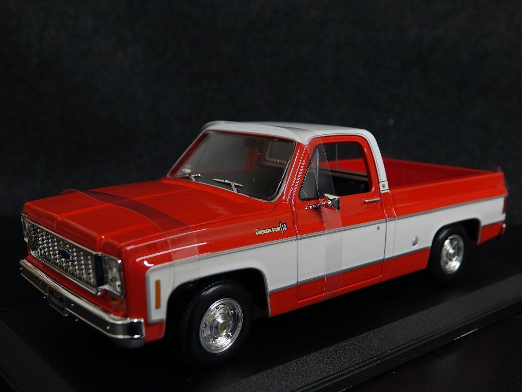 Maisto 1:18 1974 Chevrolet C10 Cheyenne Super rood-wit, Hobby en Vrije tijd, Maisto, Auto, Onbekend, Nieuw