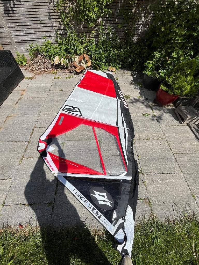 Windsurf zeil Naish Force 4 4.7, Ophalen, 3.5 tot 5 m², Zo goed als nieuw, Zeil