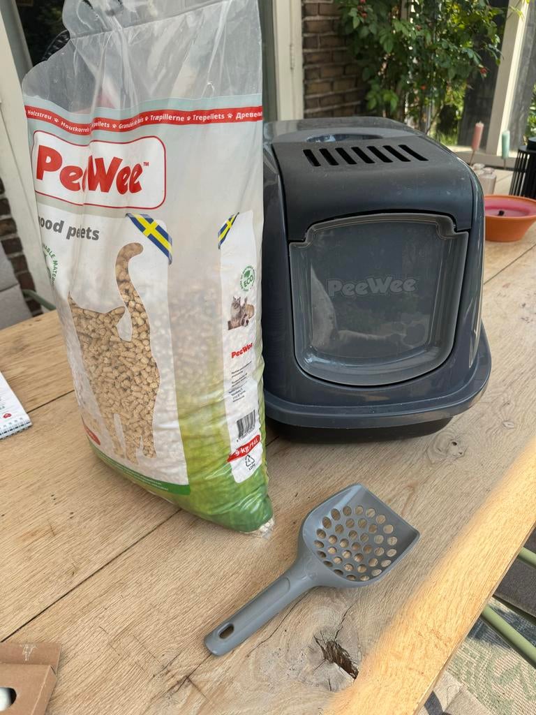 PeeWee kattenbak incl. bijna volle zak korrels, Ophalen, Zo goed als nieuw