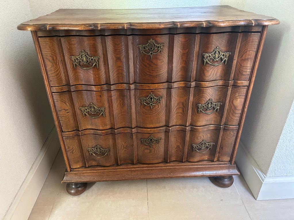 Vintage houten ladenkast / commode met sierbeslag 9 laden, Ophalen
