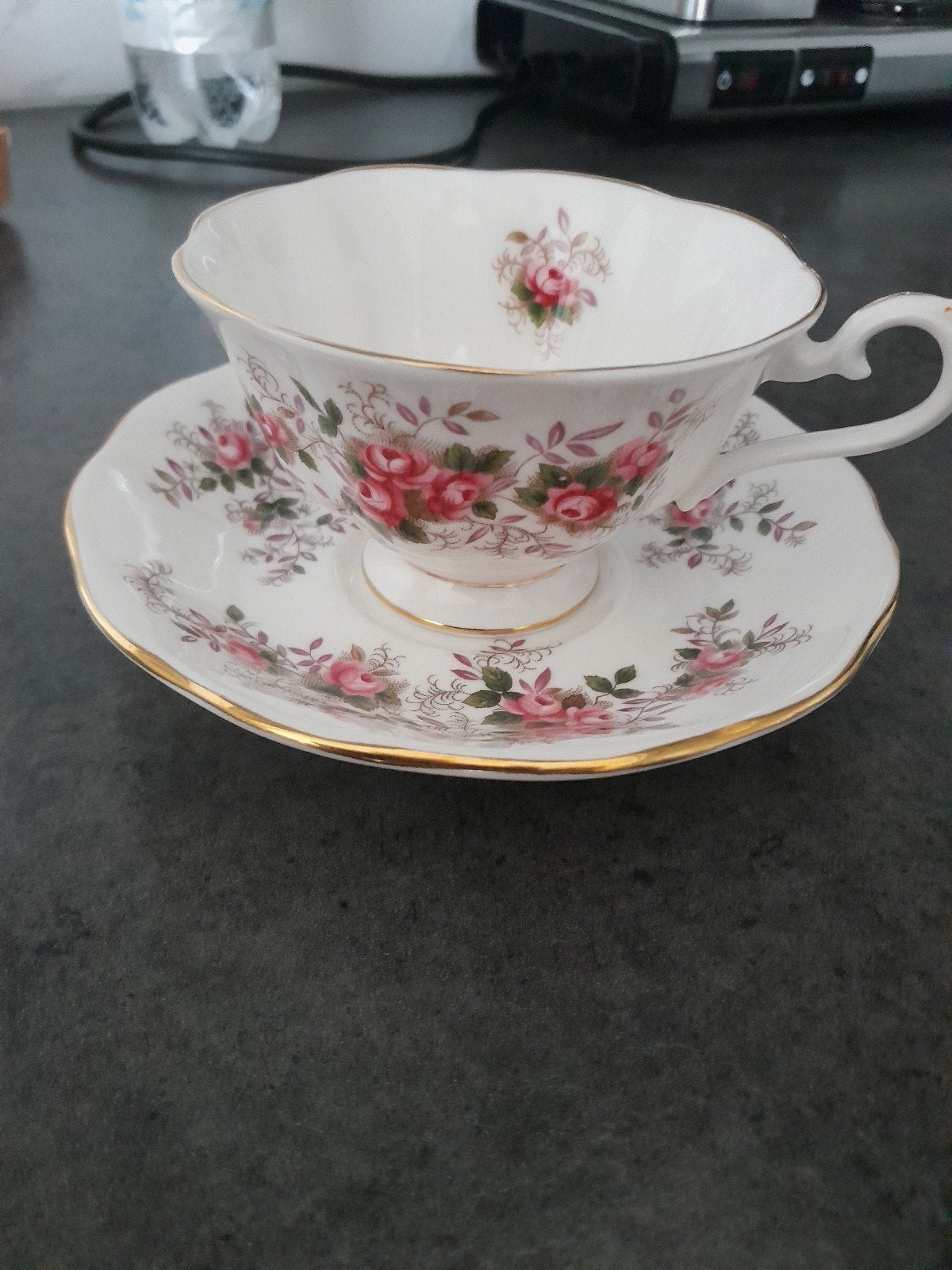 thee kop en schotel van royal albert, Ophalen of Verzenden, Zo goed als nieuw, Porselein, Kop en/of schotel