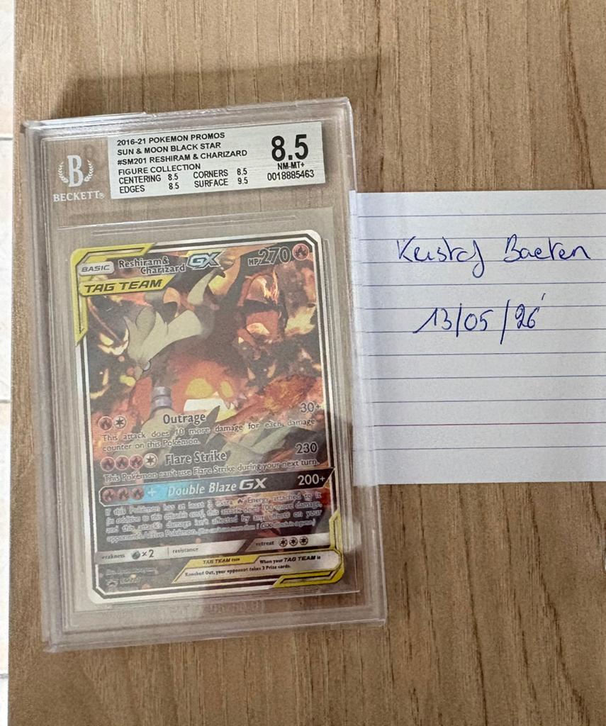 Charizard & Reshiram GX Beckett 8.5, Ophalen of Verzenden, Zo goed als nieuw