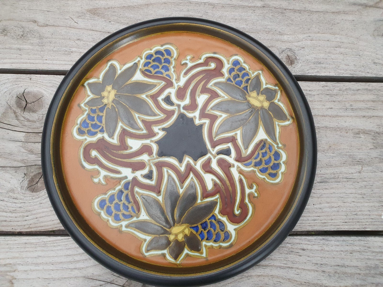Vintage bord met Bloemen en Druivenmotief, Gouda plateel, Ophalen of Verzenden