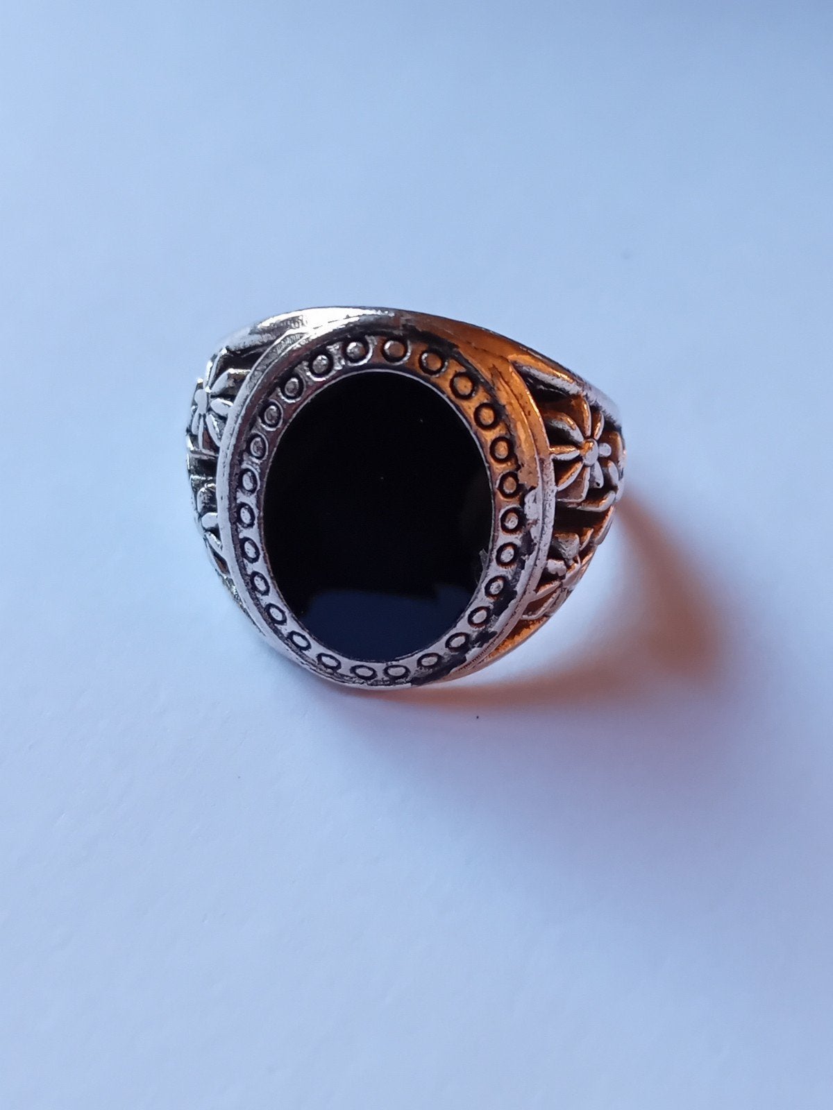 Zilverkleurige ring met zwarte steen en bloemmotief, Gebruikt, Ophalen of Verzenden, Dame of Heer, Met edelsteen