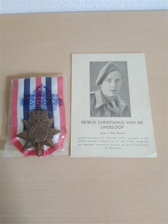 Medaille en bidprent gesneuvelde KNIL militair, Ophalen of Verzenden, Landmacht, Nederland, Lintje, Medaille of Wings