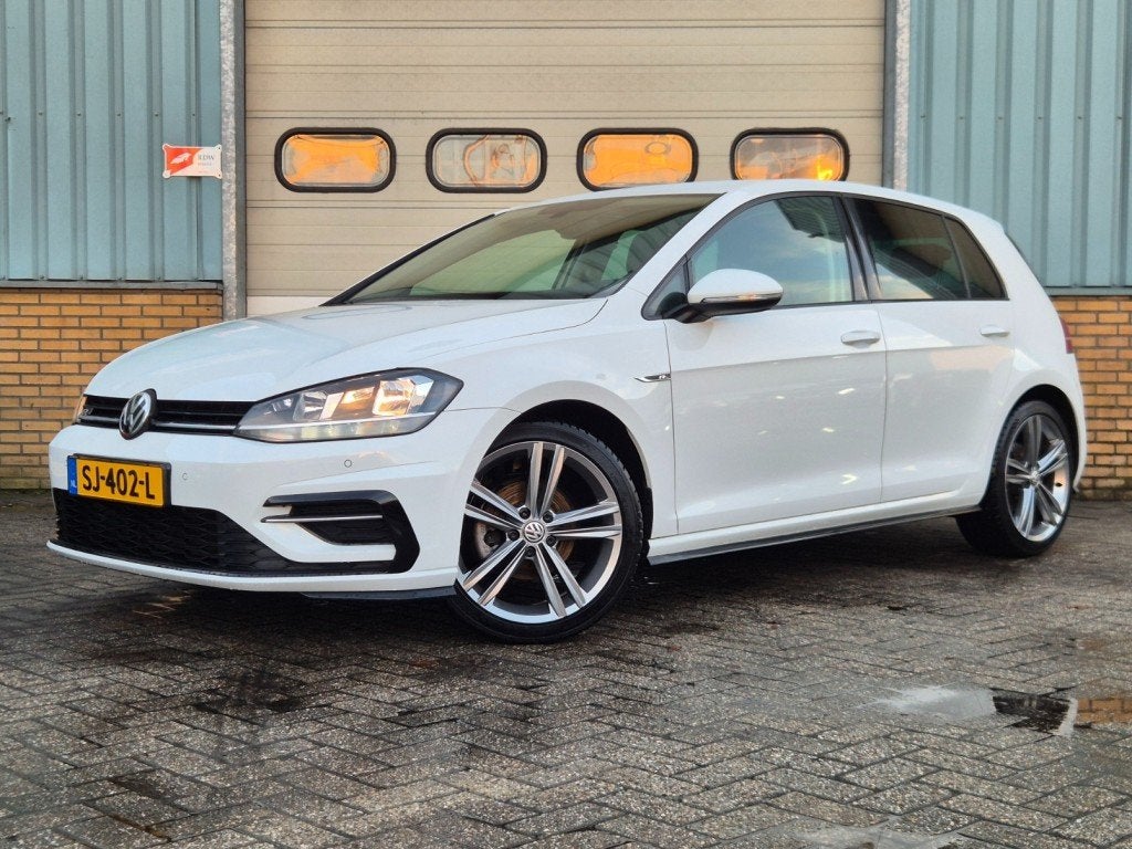 Volkswagen GOLF 1.0 TSI Business R Line, Auto's, Voorwielaandrijving, Gebruikt, Euro 6, Wit