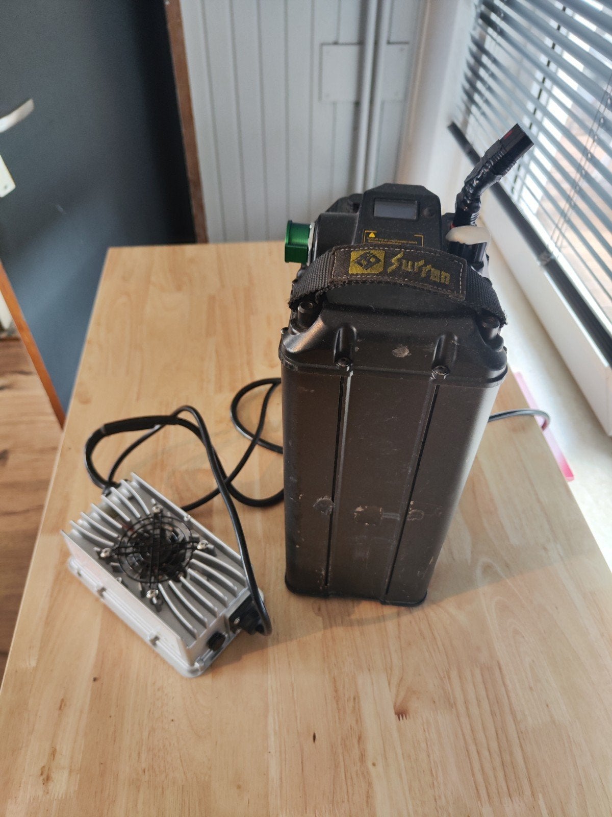 Surron 60V 38AH Li-ion Accu met 10A Oplader, Fietsen en Brommers, Ophalen, Gebruikt
