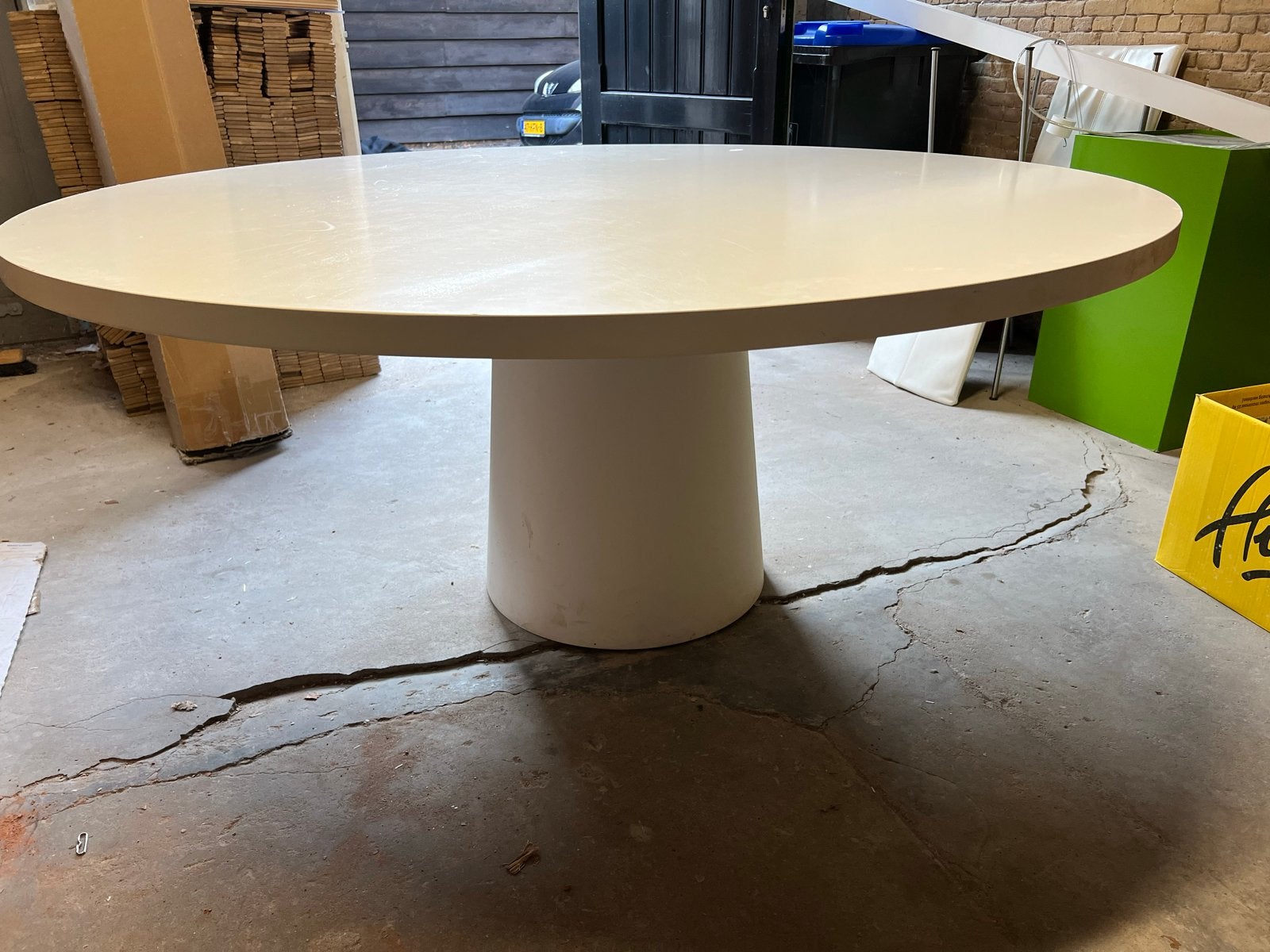 Moderne ronde eettafel met stevige voet, Huis en Inrichting, Tafels | Eettafels, Overige materialen, Gebruikt, 100 tot 150 cm