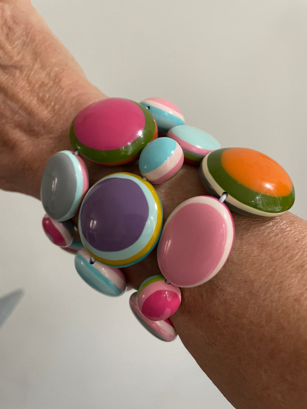 3 armbanden mooie hars kralen/stukken elastiek, Ophalen of Verzenden, Zo goed als nieuw, Elastiek