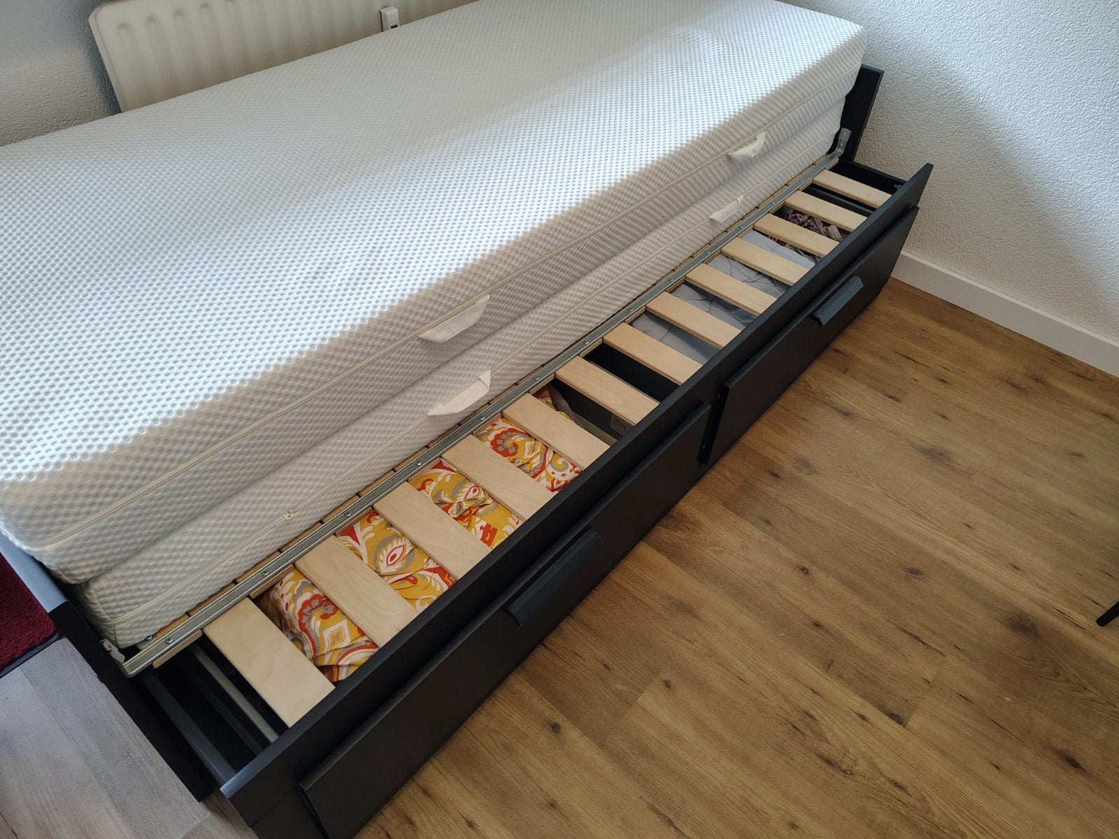 Ikea opklapbed met lattenbodem, 2 lades en 2 matrassen, Huis en Inrichting, Ophalen, Eenpersoons, Zwart, Zo goed als nieuw