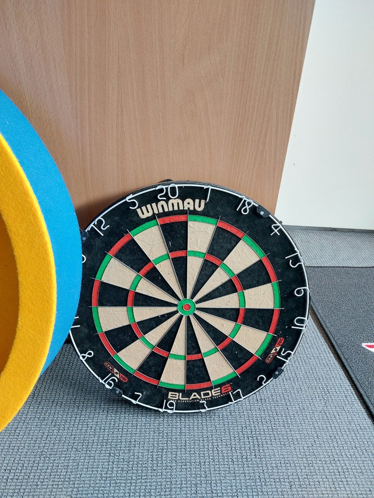 Winmau Blade 6 Dartbord met Surround en Mat, Sport en Fitness, Darts, Ophalen of Verzenden, Zo goed als nieuw, Dartbord