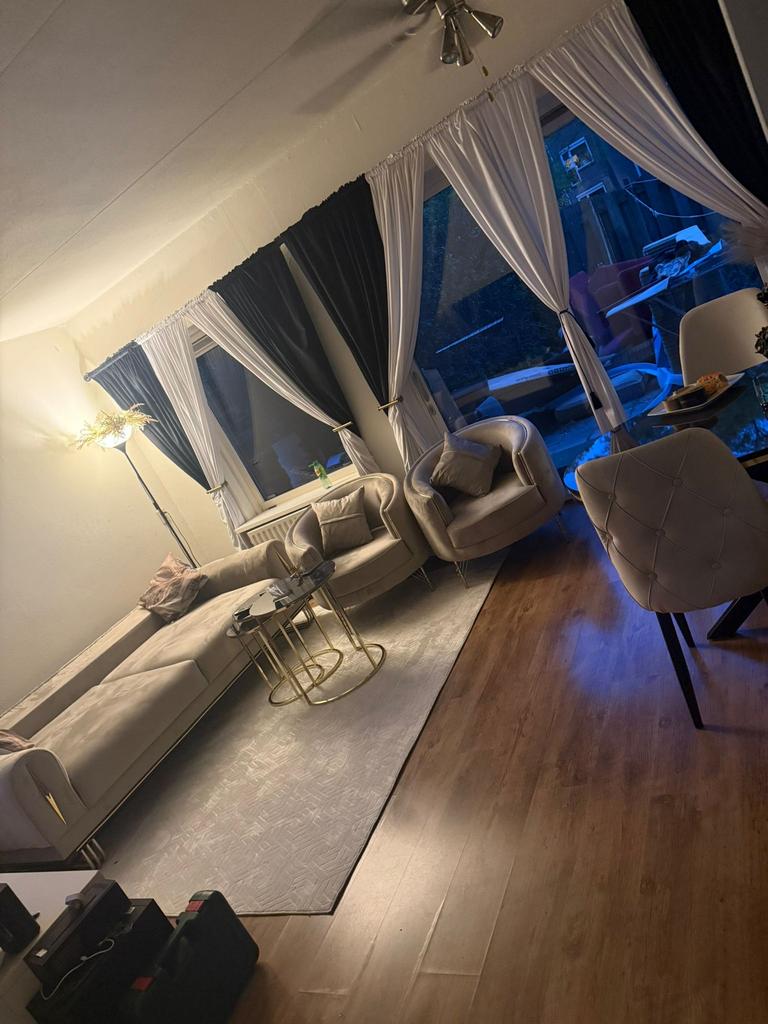 Sofa with 2 sofa seats, dining table with 4 chairs, Huizen en Kamers, Kamers te huur