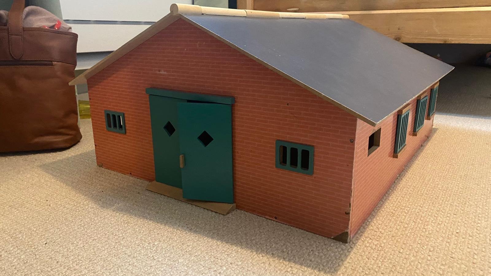 Schleich grote stal met paarden, ruiter ed, Ophalen, Zo goed als nieuw