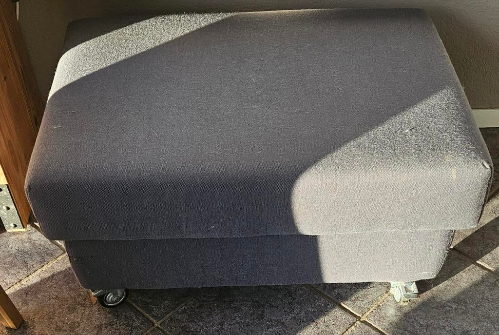 Gratis grijs voetenbankje op wieltjes, Huis en Inrichting, Banken | Voetenbanken en Poefen, Ophalen, Minder dan 50 cm, Gebruikt