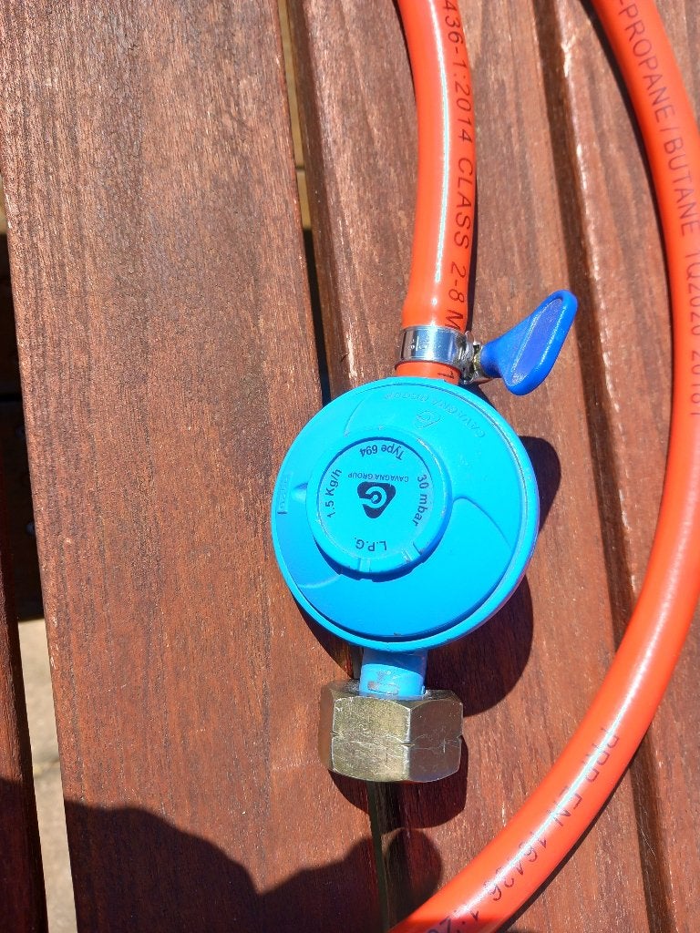 Gasdrukregelaar Din met gasslang en slangklemmen, Ophalen of Verzenden, Gebruikt