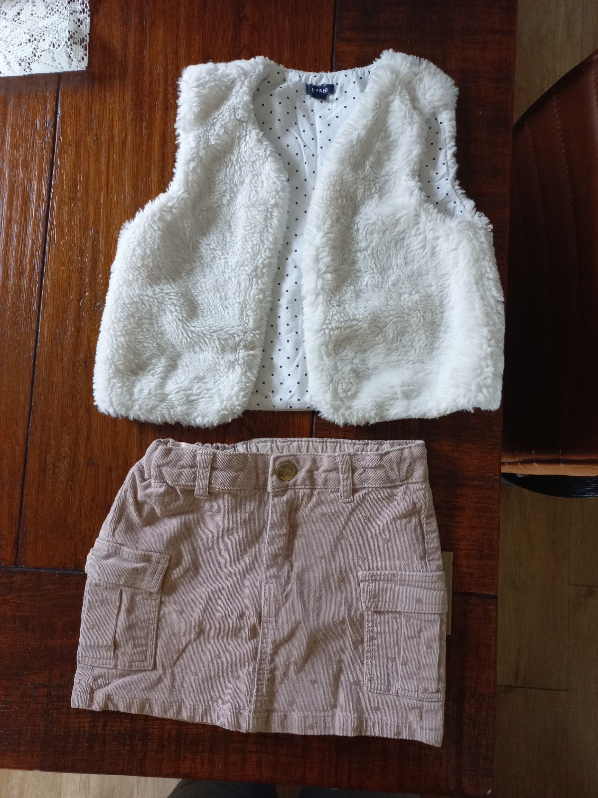 Setje: corduroy rokje met wit bont vestje - Maat 110, Ophalen of Verzenden, Gebruikt, Meisje, Setje