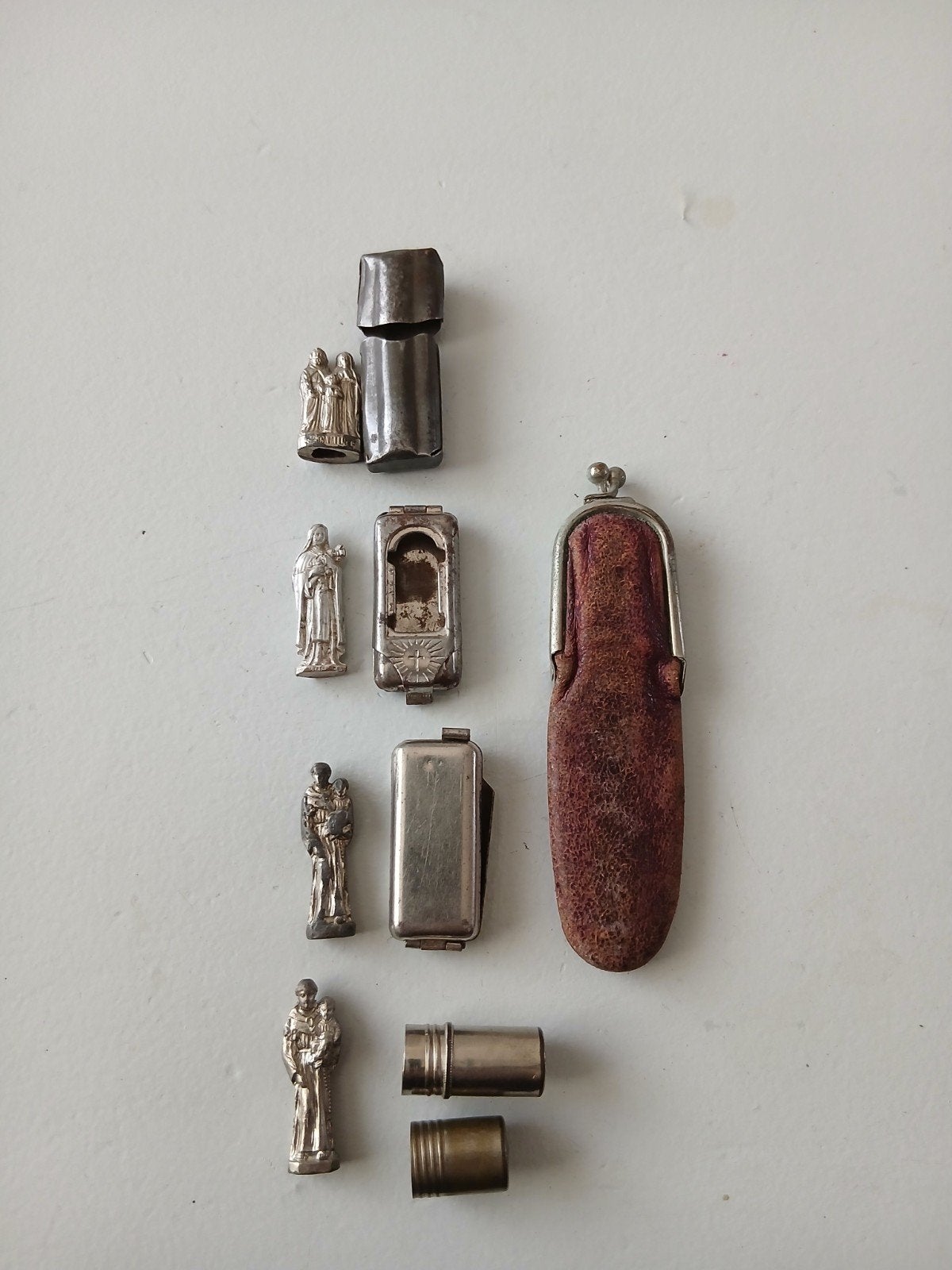 4x zak heilige in koker en leren beursje miniatuur beeldje, Ophalen of Verzenden