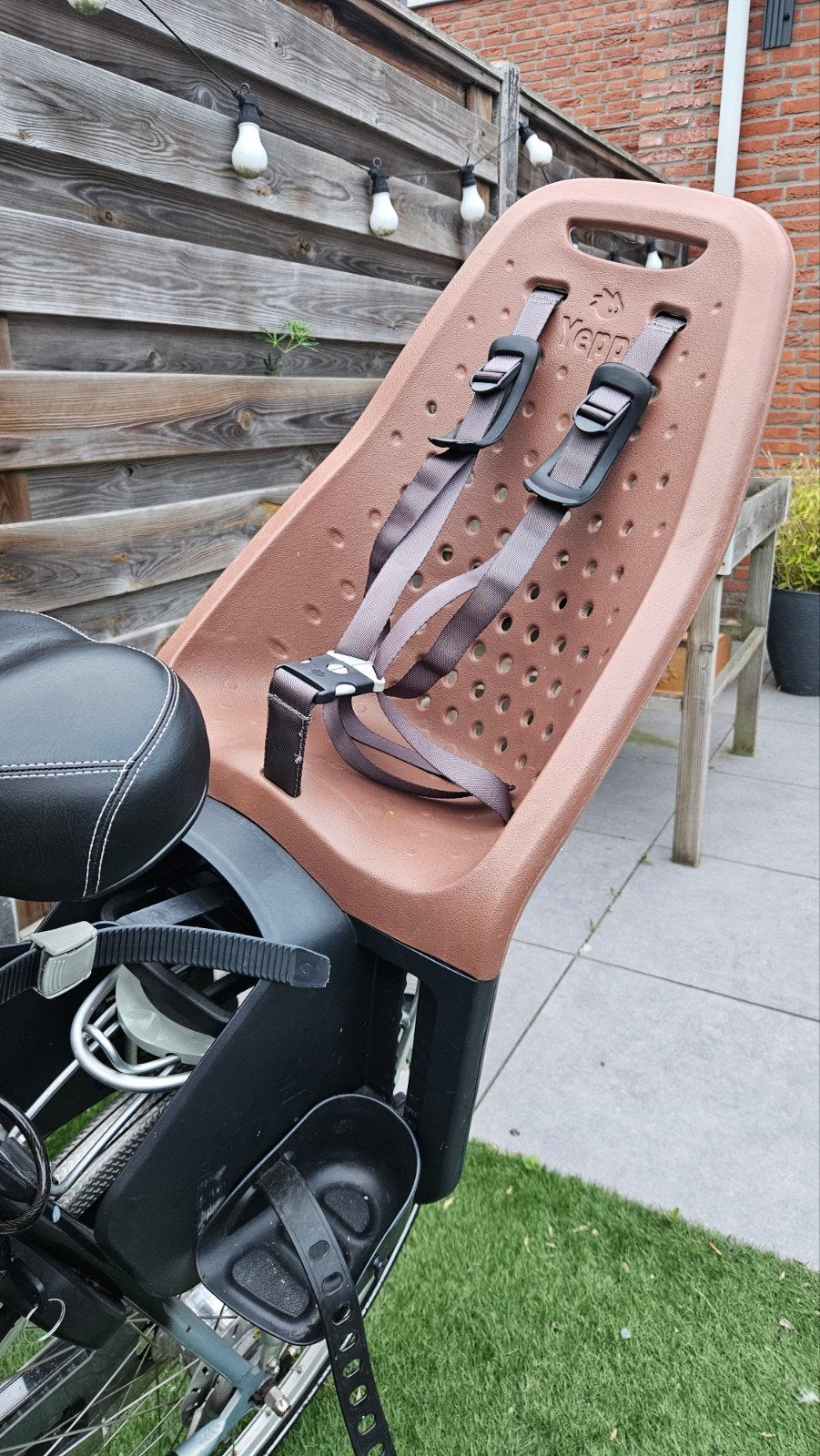 Thule Yepp fietstoeltje bruin met voetsteuntjes en adapter, Fietsen en Brommers, 15 t/m 25 kg, Achterzitje, Voetsteuntjes, Ophalen of Verzenden