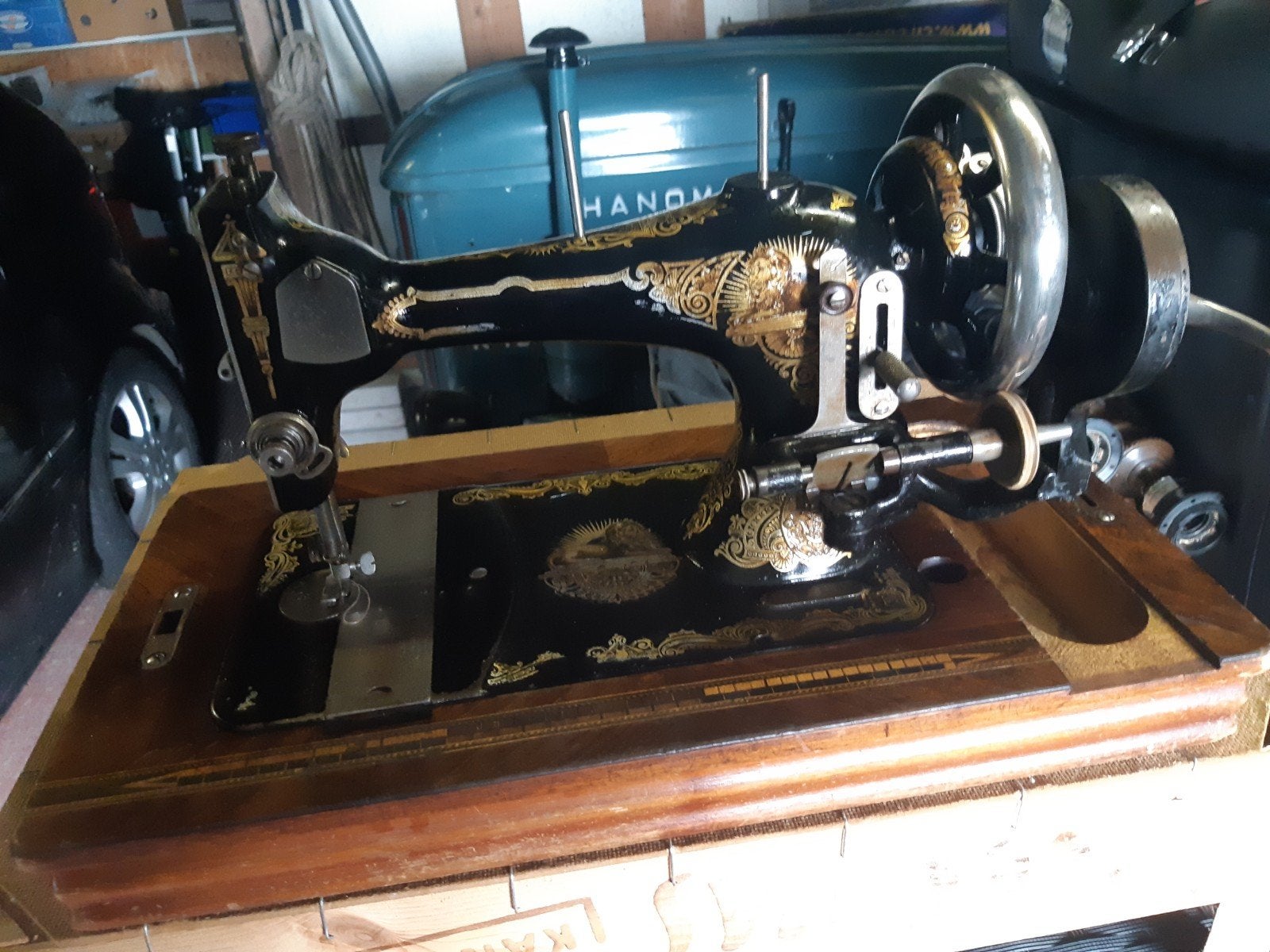 Antieke naaimachine met prachtige decoraties, Ophalen
