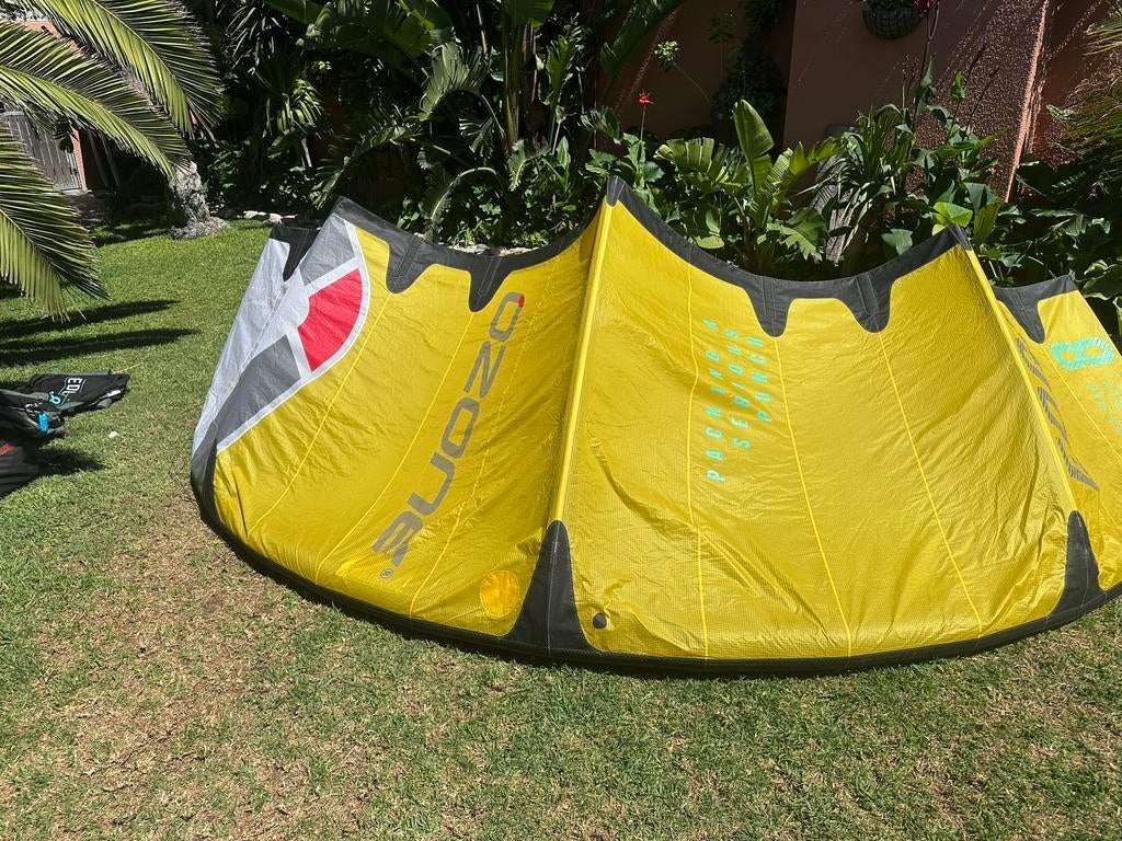 Ozone edge V11 8 en 9 m, contact bar 50 cm, 23m lines, Watersport en Boten, Kitesurfen, Geen board, Ophalen of Verzenden, Zo goed als nieuw