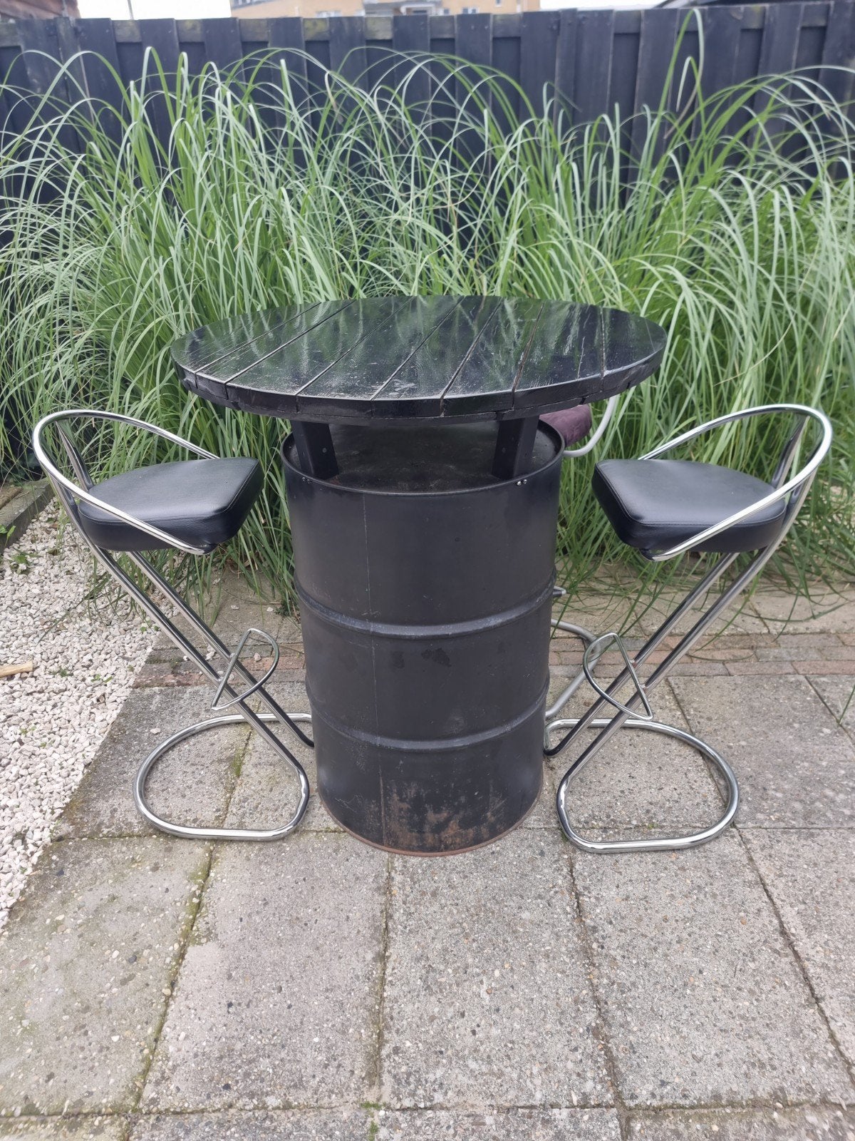 Zwart olievat statafel met 3  barkrukken, Ophalen, Gebruikt, Rond, Metaal