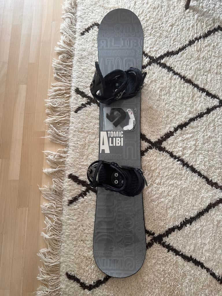Atomic Alibi snowboard (1.59 m) met Burton bindingen, Sport en Fitness, Snowboarden, Ophalen of Verzenden, Gebruikt, Board