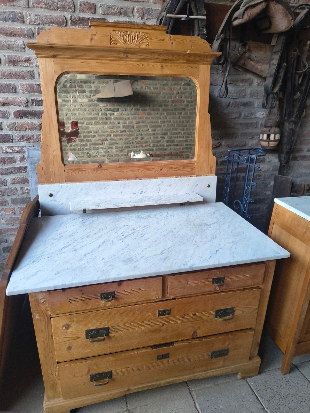 Antieke grenen wastafel met marmeren blad en spiegel, Ophalen