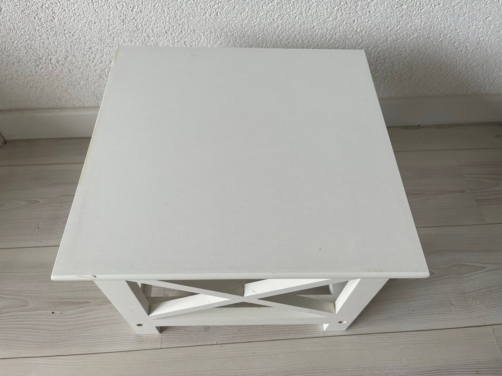 Witte vierkante bijzettafel met kruisdetails, Minder dan 45 cm, Minder dan 55 cm, Gebruikt, Vierkant