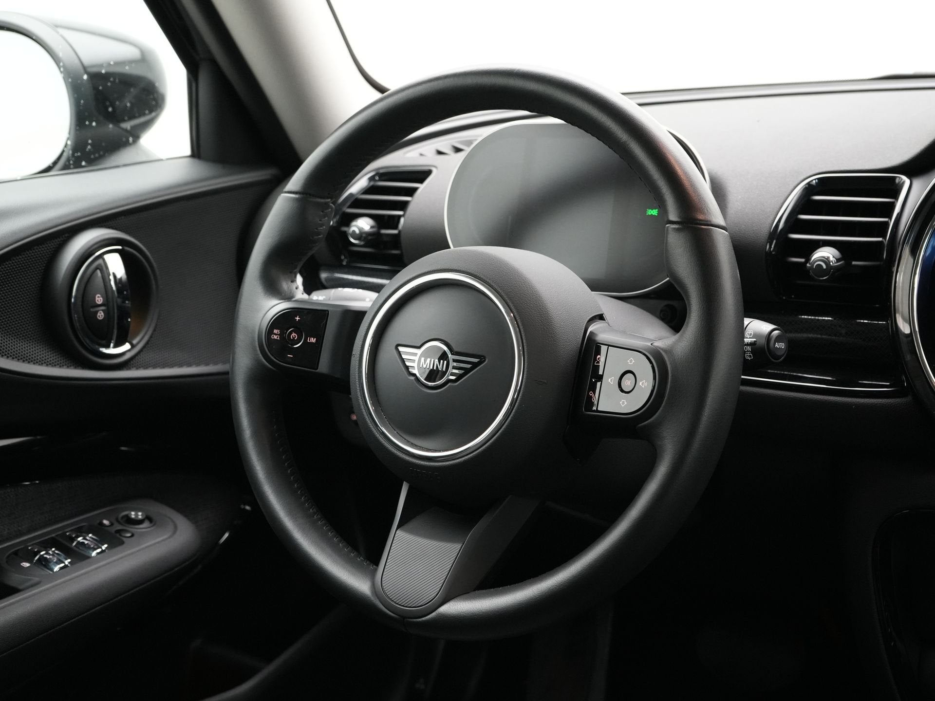MINI Clubman Cooper Classic Aut. (bj 2024, automaat), Auto's, Dealer onderhouden, 136 pk, Gebruikt, Leder en Stof