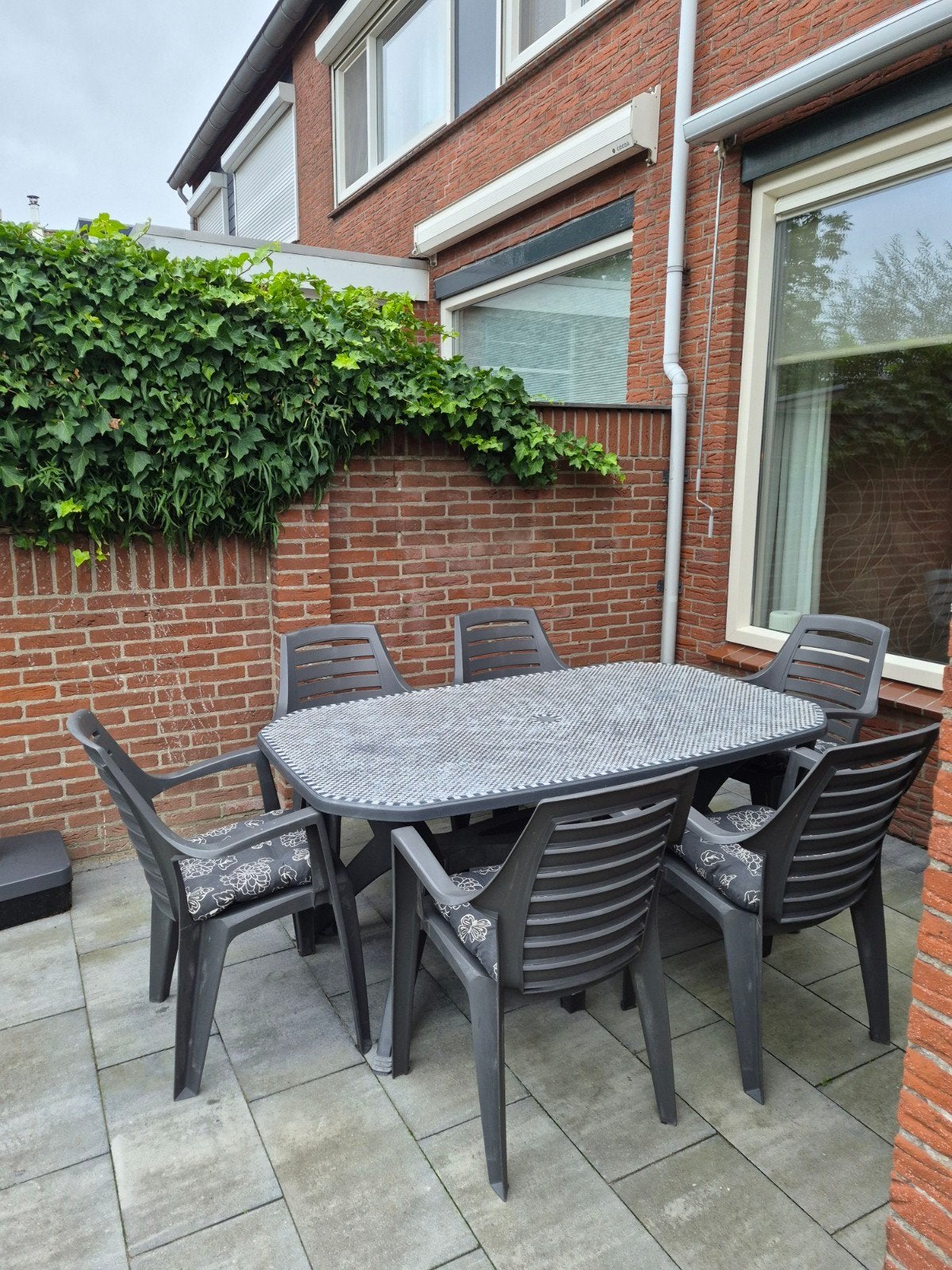 Gebruikte kunststof tuinset met 6 stoelen en kussens, Ophalen, Kunststof, Gebruikt, 6 zitplaatsen