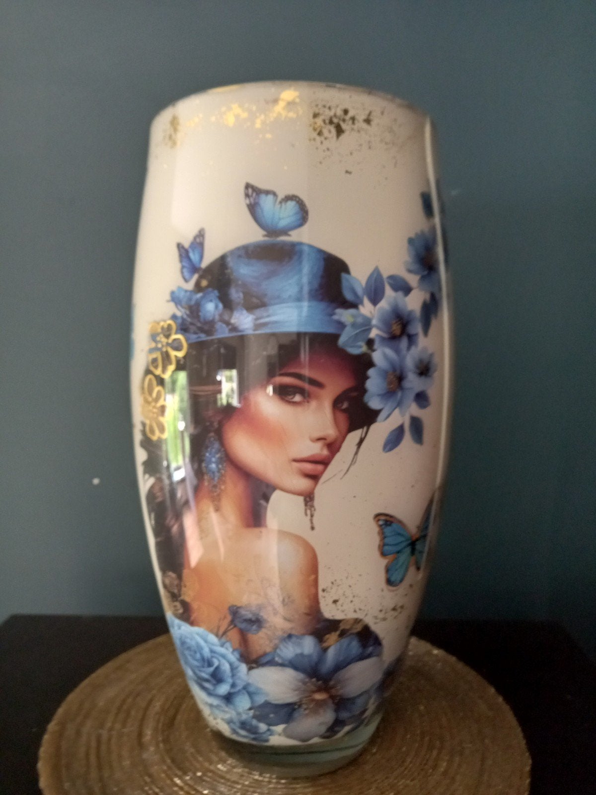 Glazen Vaas met Vrouw, Bloemen en Vlinders - Gouden Accent, Ophalen of Verzenden
