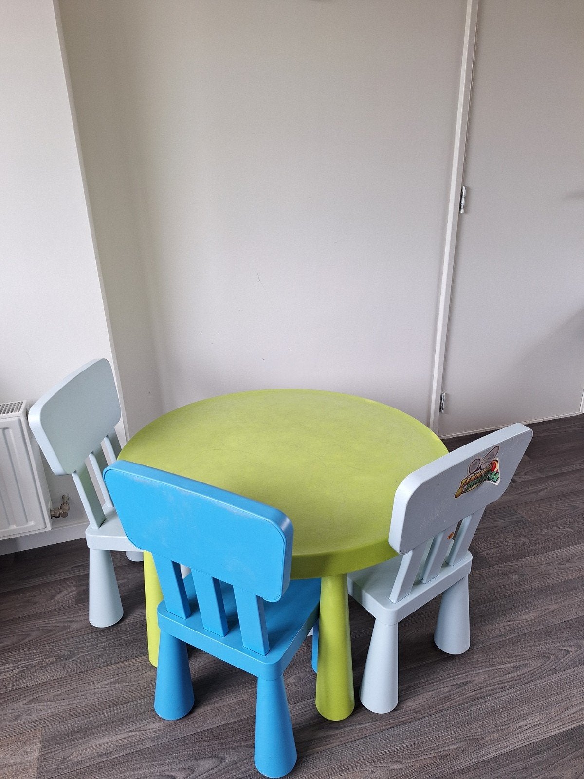 IKEA Mammut Kindertafel (groen) met 5 stoeltjes, Kinderen en Baby's, Ophalen, Gebruikt, Tafel(s) en Stoel(en)